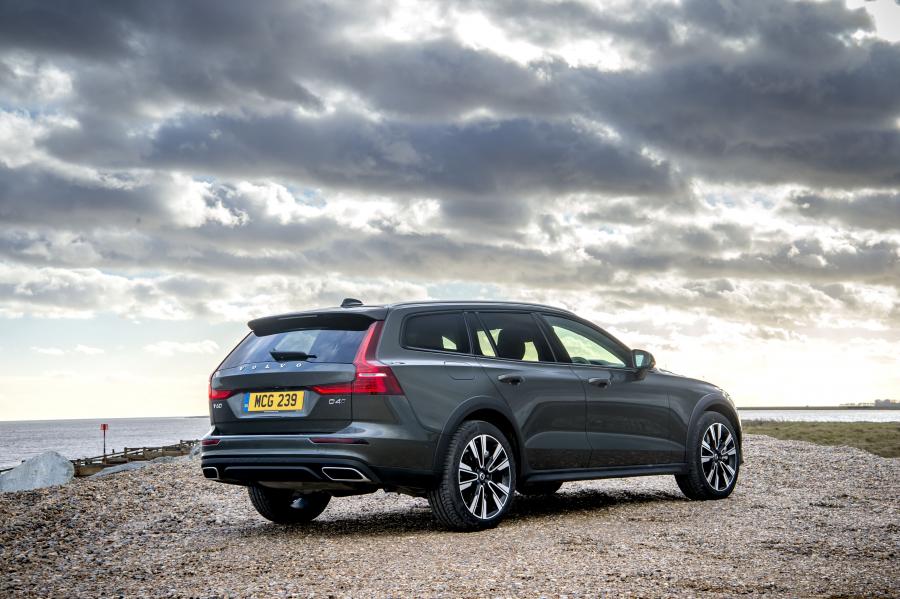  Volvo V60 D4 Cross Country 2019 года  (UK) (фото 3 из 43)